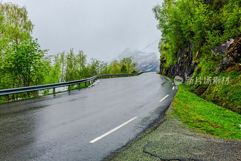 山路。下雨了。湿滑的沥青。挪威