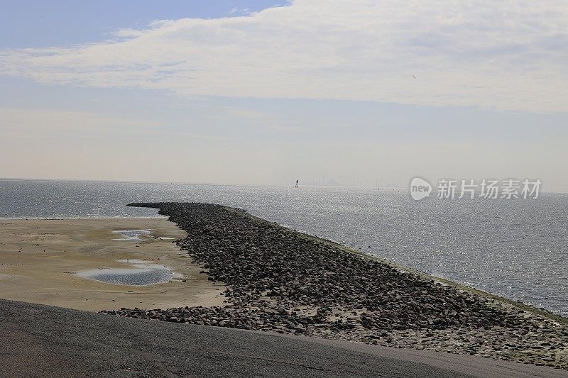 博尔库姆岛海滩上用石头建造的防波堤