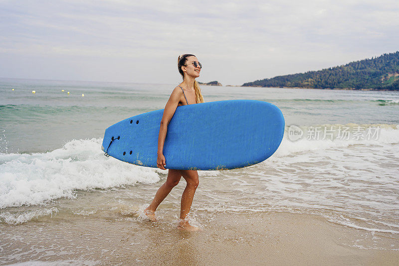 海滩上的女冲浪者