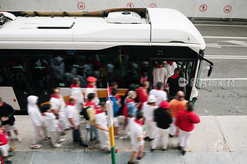 一群人正在进入一辆公共汽车