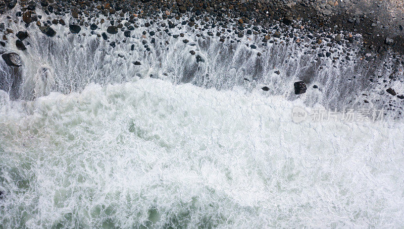 海浪和海边礁石