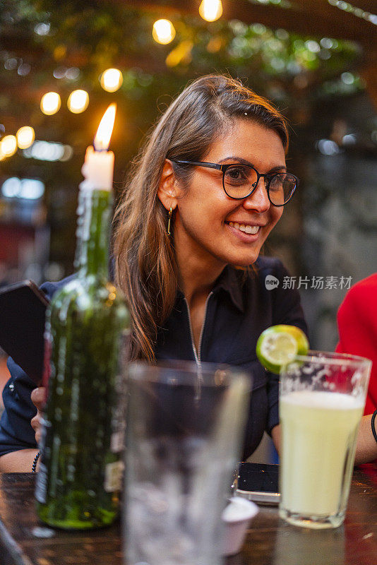 女儿带着妈妈去餐厅吃饭，共度时光