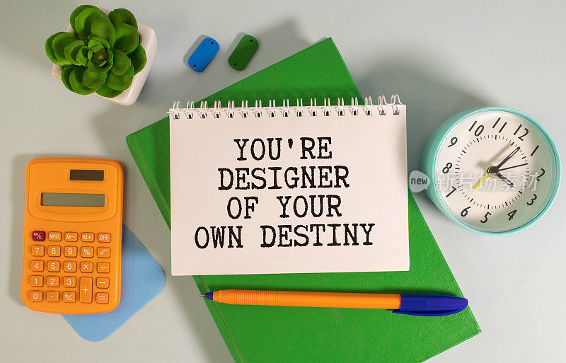 你是你自己命运的设计者，在软木背景的黄色信纸上写着这个词