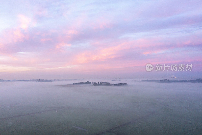 雾蒙蒙的日出教堂和村庄。九月一个雾蒙蒙的早晨。