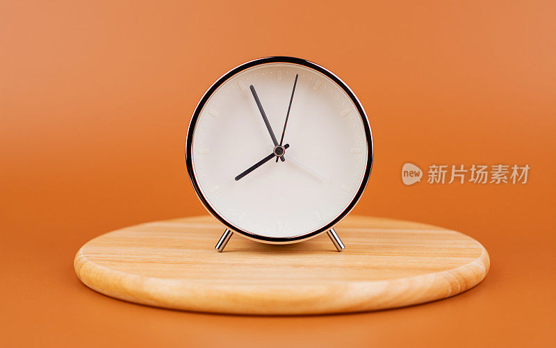 闹钟、报时指针停止与时间一起工作，守时，关注有价值的时间。