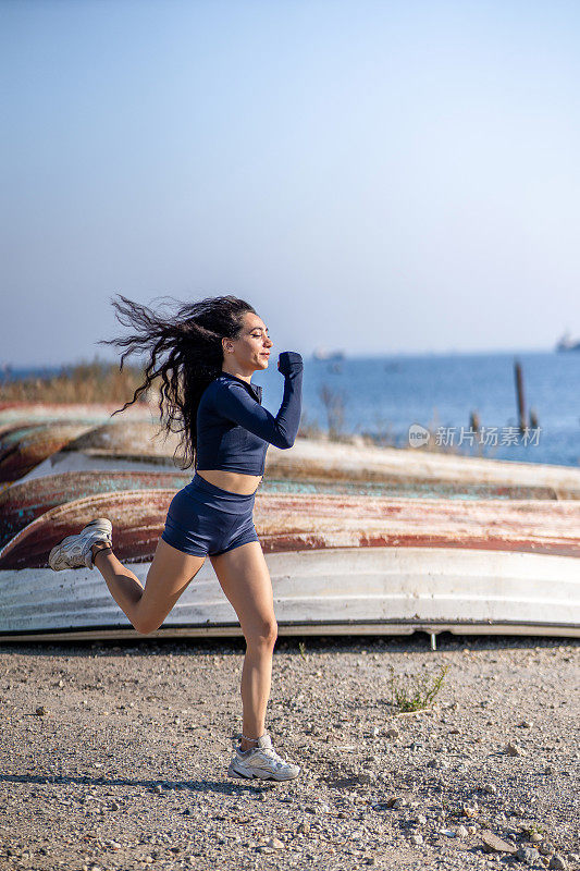 年轻女子在大自然中自由奔跑进行有氧运动
