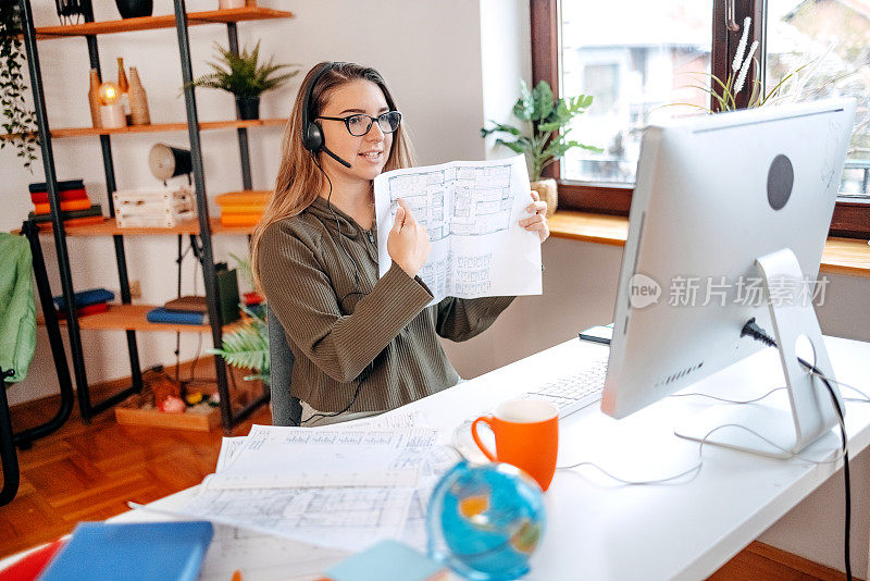 年轻的女商人在家里用电脑开会