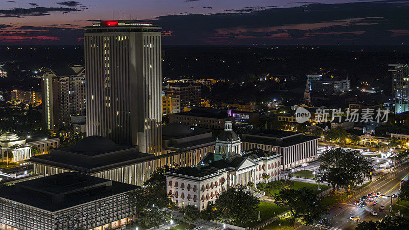 佛罗里达州塔拉哈西市中心，佛罗里达州议会大厦和办公大楼矗立在夜晚