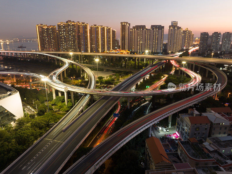 夜晚的城市立交桥