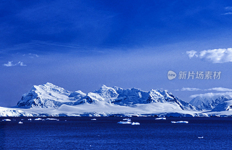 南极湾的雪山和冰川。