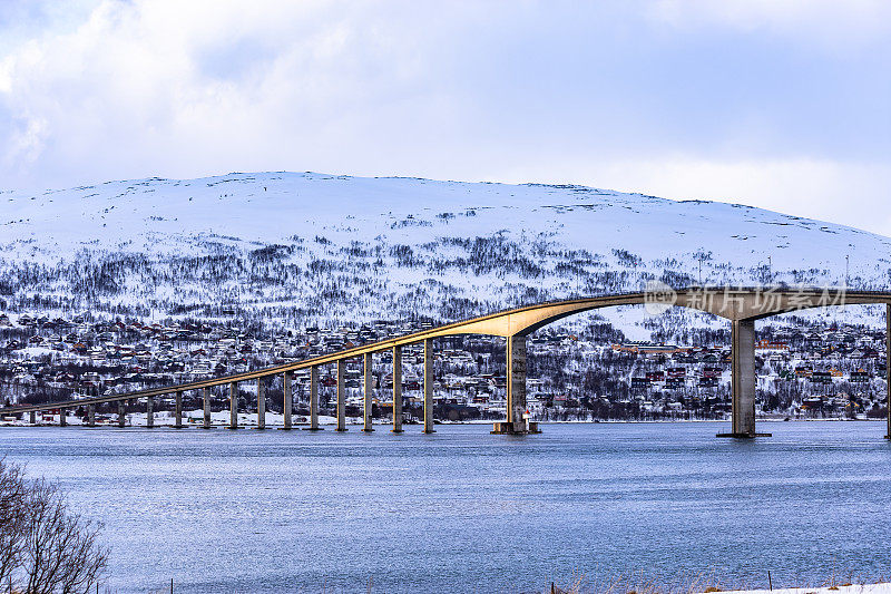 特罗姆瑟桥阳光反射斯堪的纳维亚北欧