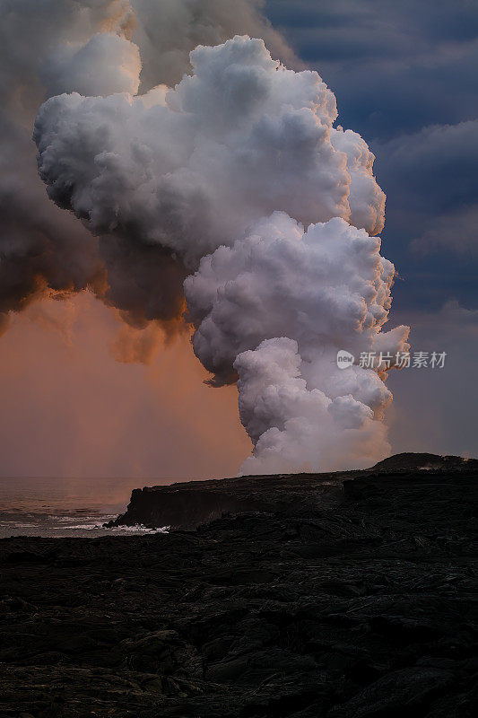 夏威夷火山国家公园熔岩流的蒸汽