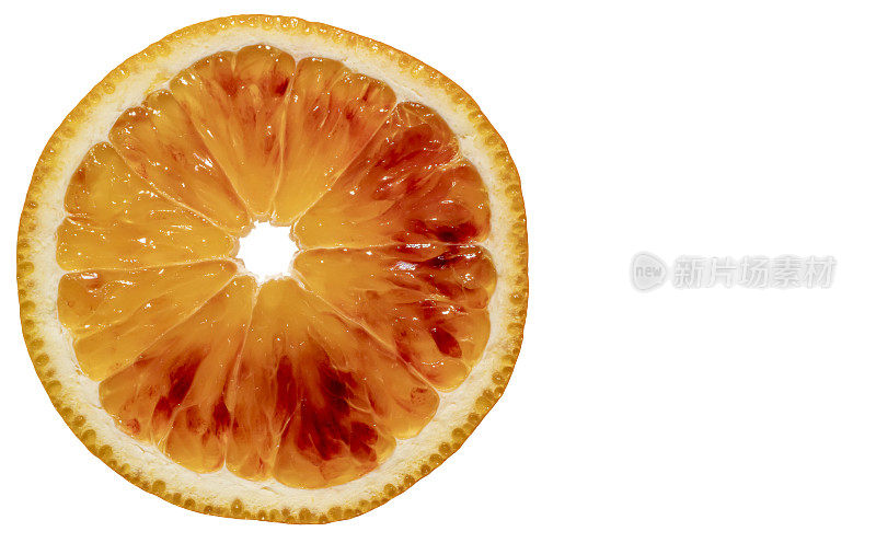 一片血橙色的水果，孤立在白色背景上