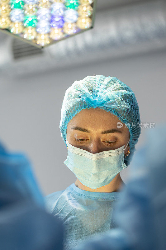 手术中外科护士的肖像。