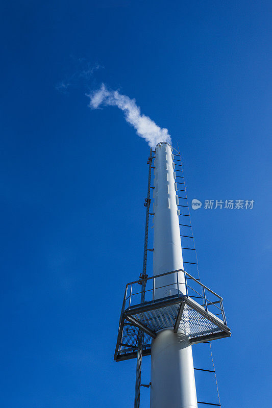 天空背景上的生物燃料锅炉烟囱