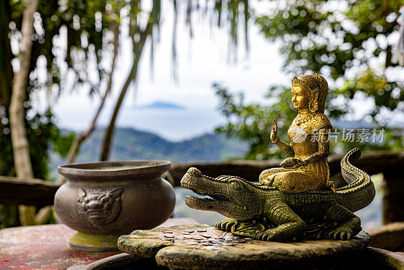 在庙里祈福，人们点上香祈福