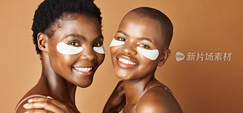 美容，眼垫和黑人女性的脸在演播室发光，自然和面部程序。微笑，护肤和非洲女性朋友的肖像与美容治疗棕色背景。