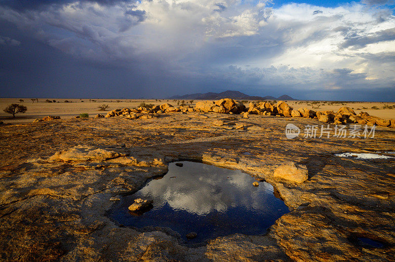 纳米布沙漠，岩石池里的水