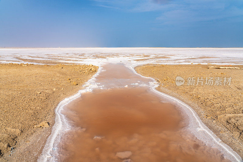 部分红盐湖，泻湖对着蓝天，阿曼