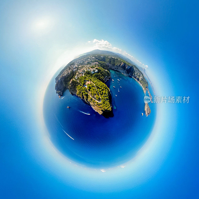 180度鸟瞰图:科斯塔布兰卡雄伟的海岸线