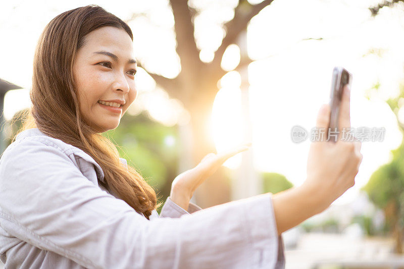 女子用智能手机发信息和视频通话。