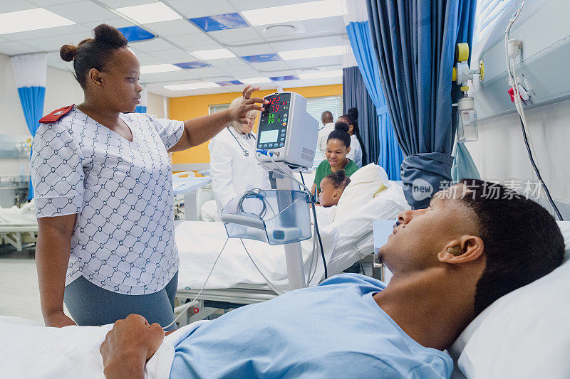 在繁忙的医院病房里，友善的女护士在病床上检查戴着助听器的男性的生命体征