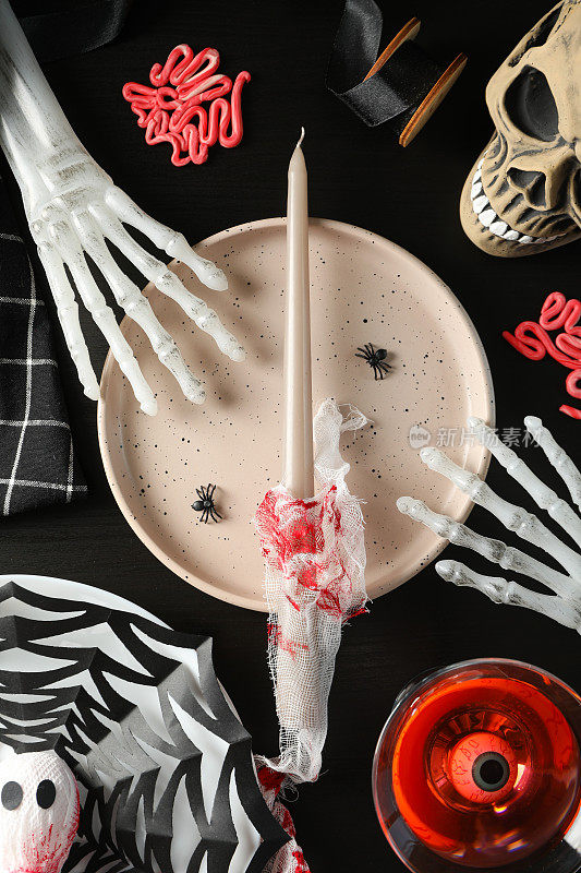 令人毛骨悚然的骷髅装饰的万圣节餐桌
