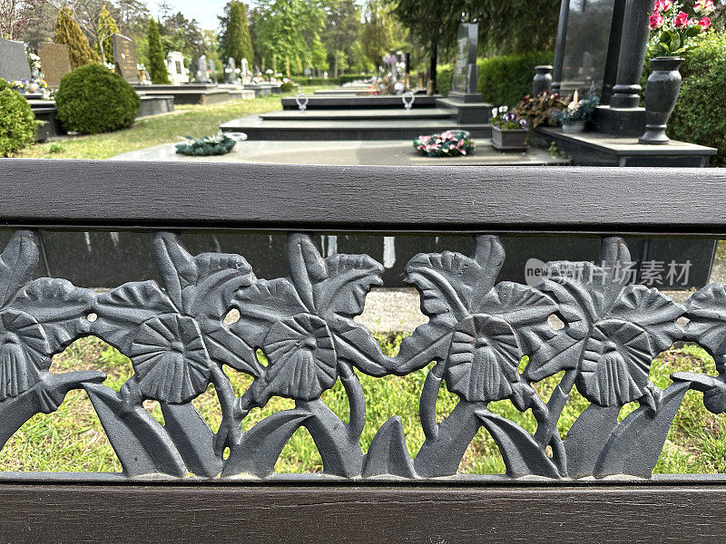 公共墓地长凳上华丽的金属部分