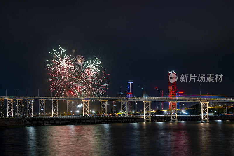 城市庆祝新年节日烟花表演