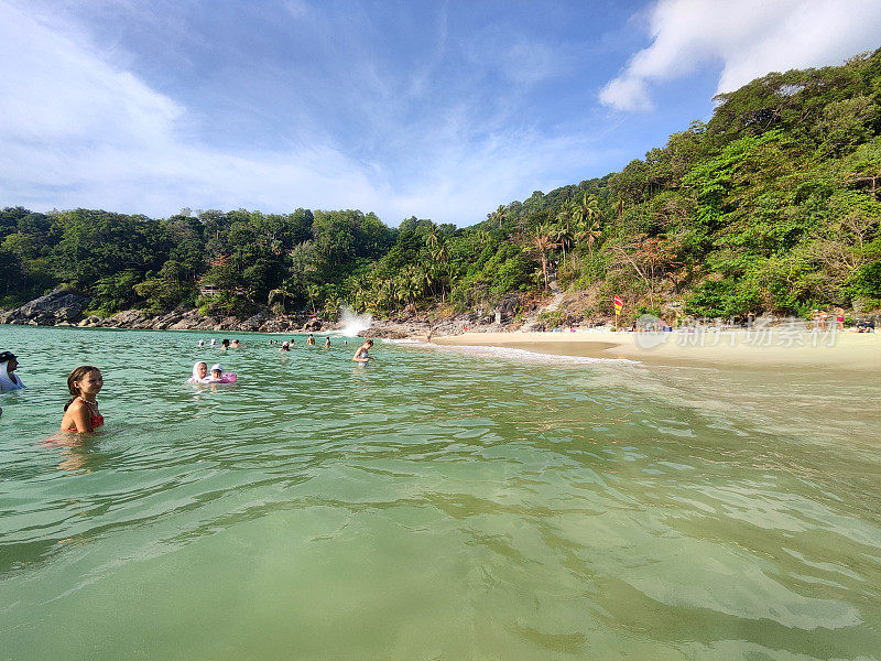 游客在泰国普吉岛的自由海滩沐浴