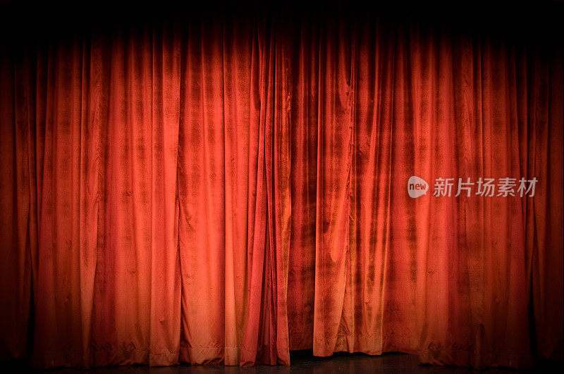 红色,舞台幕布。