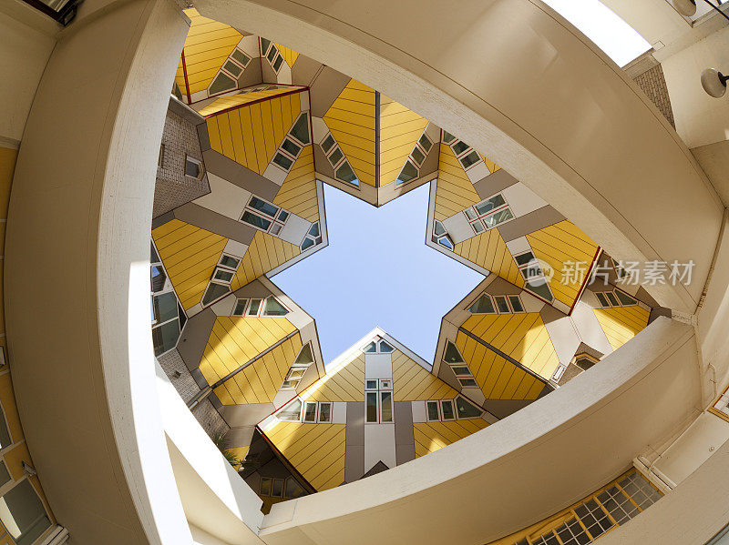 鹿特丹黄色立方体房屋的低角度拍摄