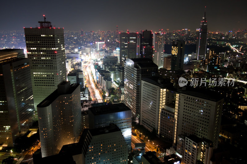 东京夜晚照亮了天际线