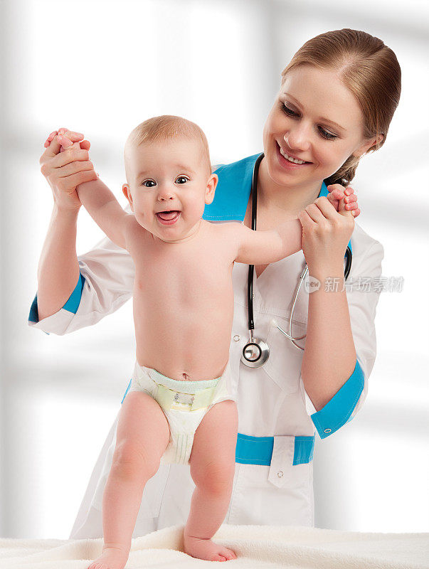抱着婴儿的儿科医生