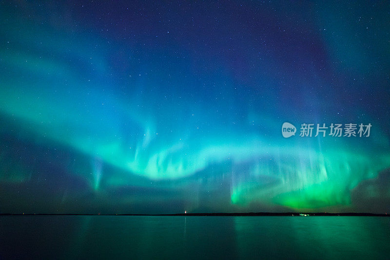芬兰湖上的北极光