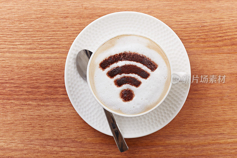 免费wifi区标志上的拿铁咖啡