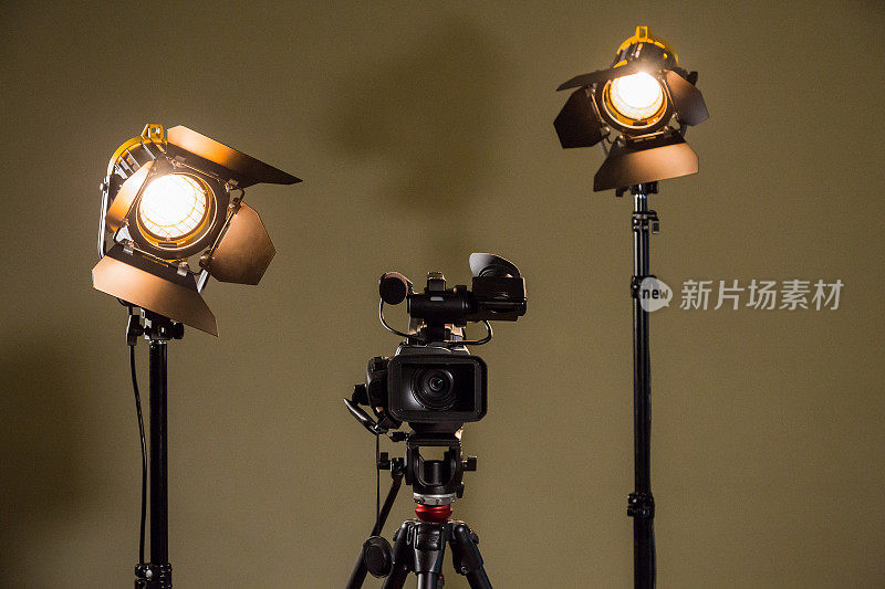 摄像机和两个菲涅尔透镜的聚光灯