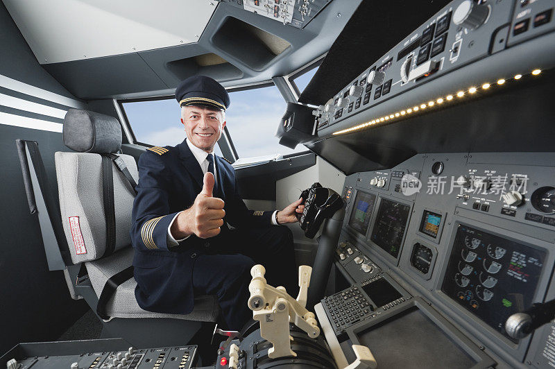 高级机长在飞机驾驶舱里竖起大拇指