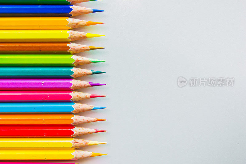 彩色铅笔孤立在白色背景近距离