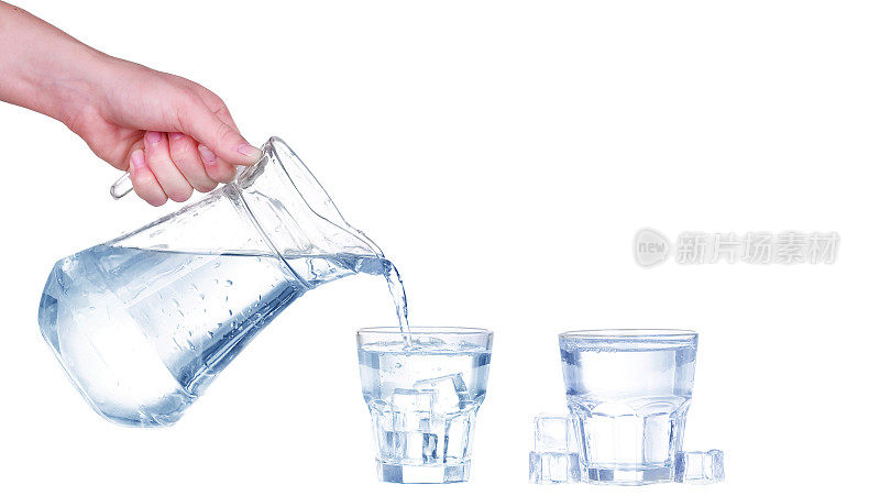 collage拼贴画把水从玻璃水罐倒在白色的背景上