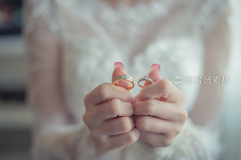 靠近美丽的结婚戒指在新娘的手上。