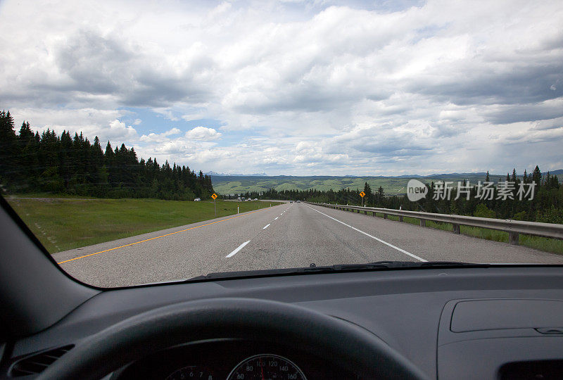穿越加拿大落基山脉的公路旅行