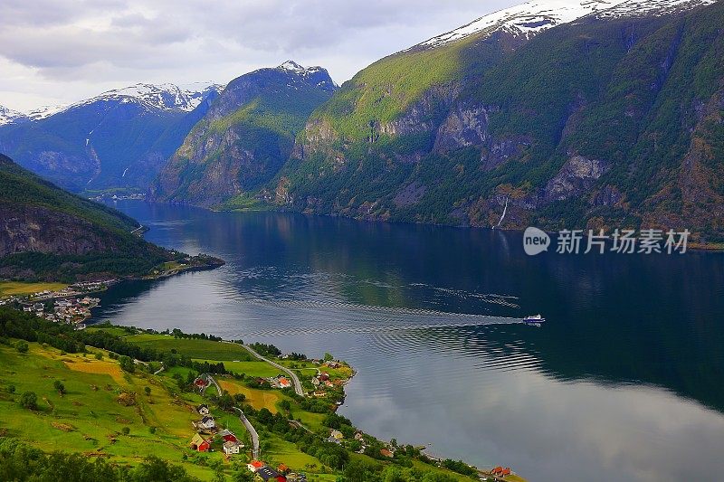 田园诗般的峡湾景观全景，戏剧性的日出，挪威，斯堪的纳维亚