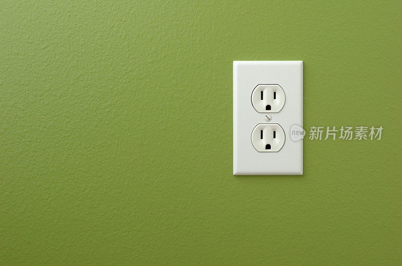 绿色墙上的电源插座