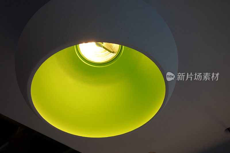 天花板上有一盏绿色的圆灯