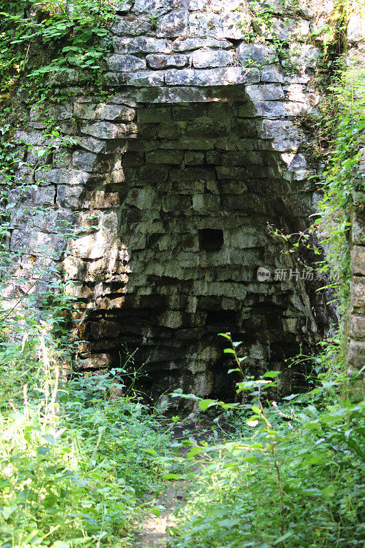 古石质石灰窑在林地中，生石灰煅烧