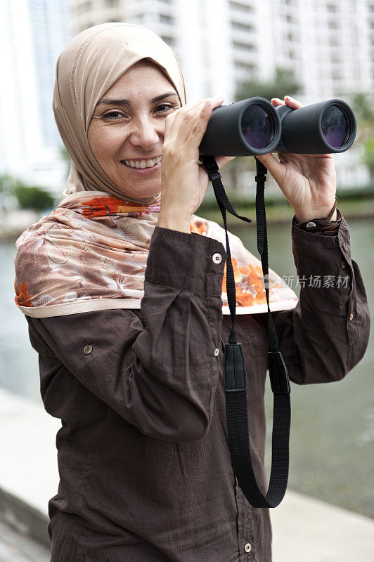穆斯林妇女使用双筒望远镜