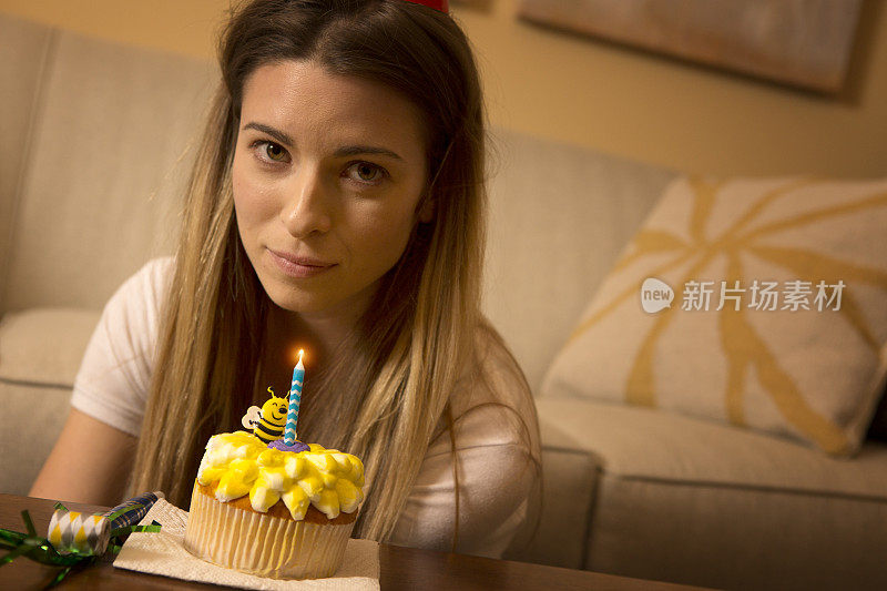 忧郁的女人在家里独自庆祝她的生日