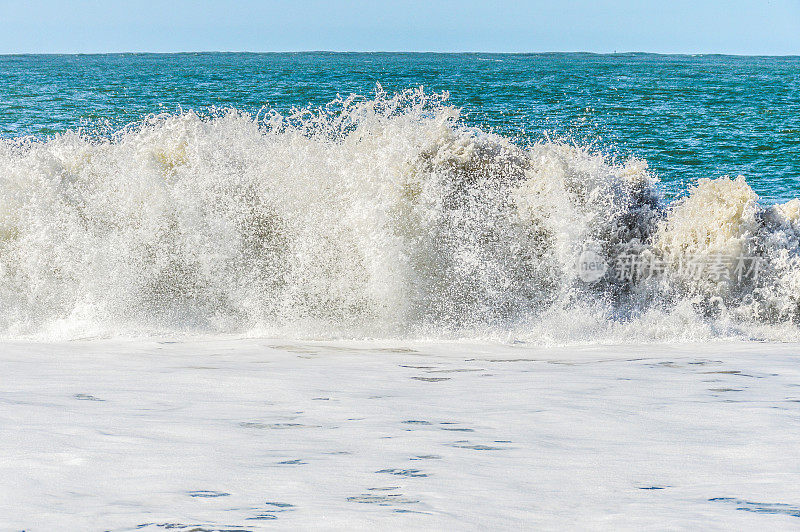 海浪冲击着海滩