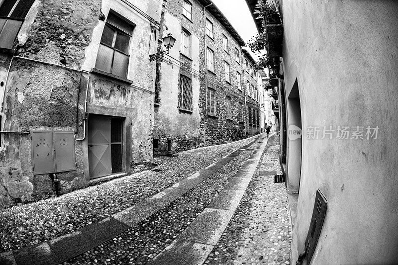 意大利小镇狭窄的街道鱼眼黑白